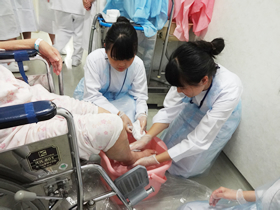 看護体験の様子